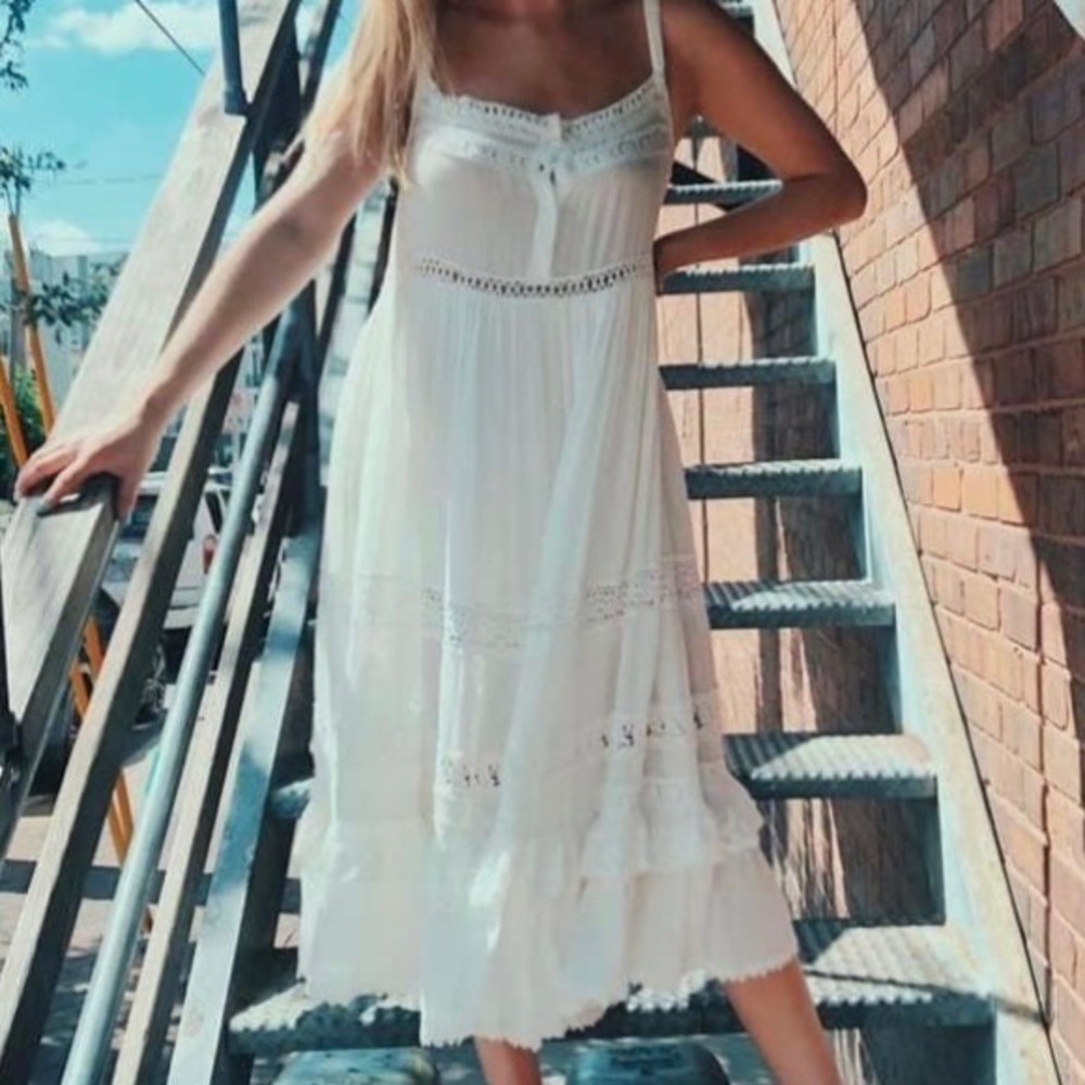 Vestique midi lace dress